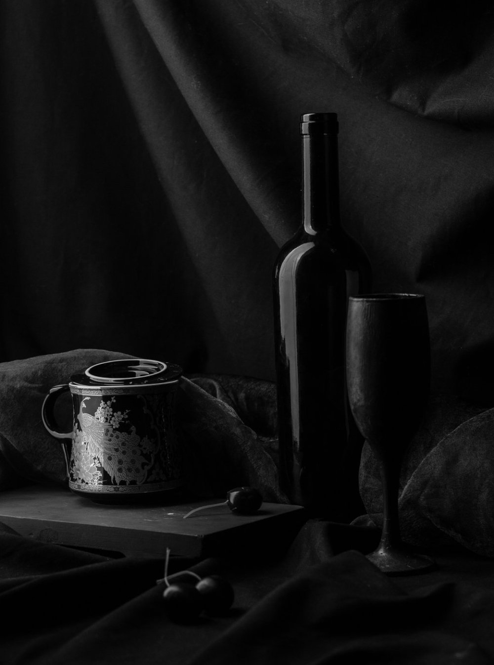 Натюрморт на темном фоне