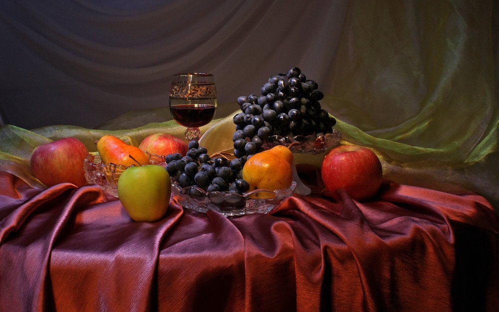 Натюрморт с фруктами и драпировкой