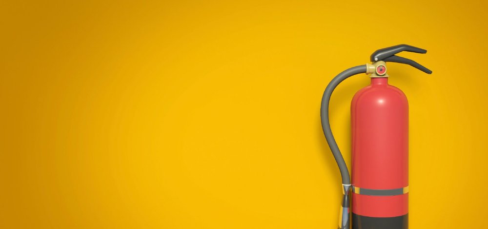 Пожарный на Красном фоне