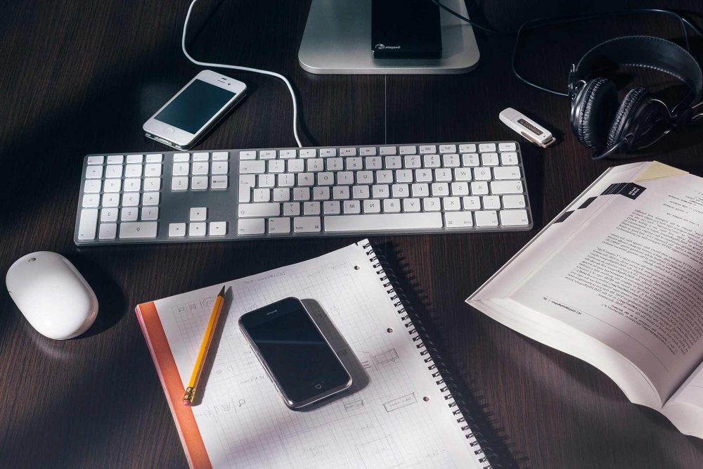 Ноутбук и бумаги