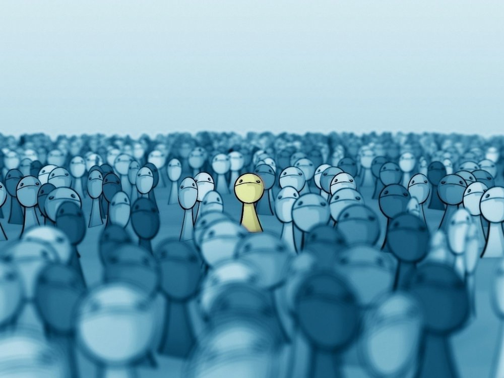 Выделяется из толпы