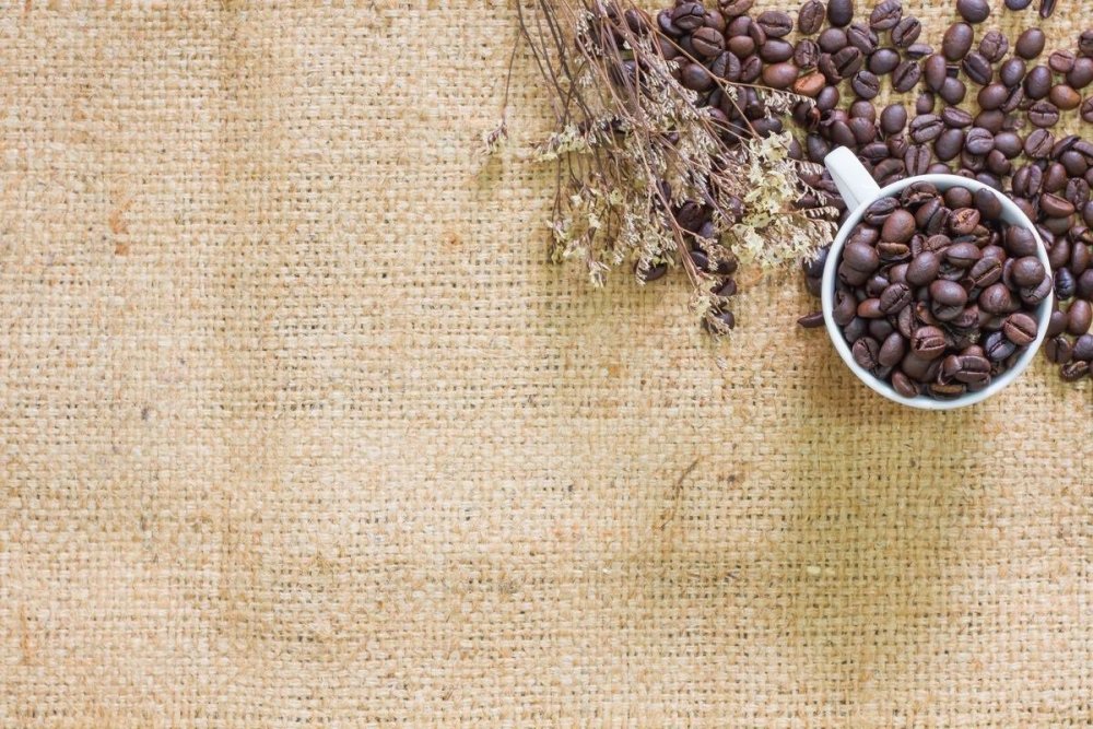 Кофейные зерна на мешковине