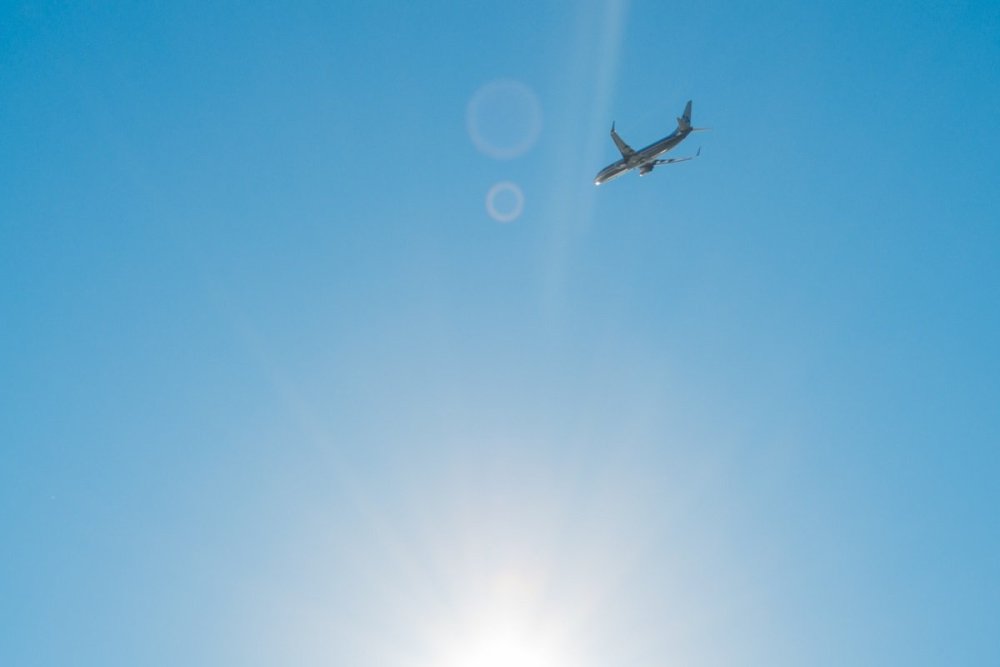 Самолёт в небе фото красивое