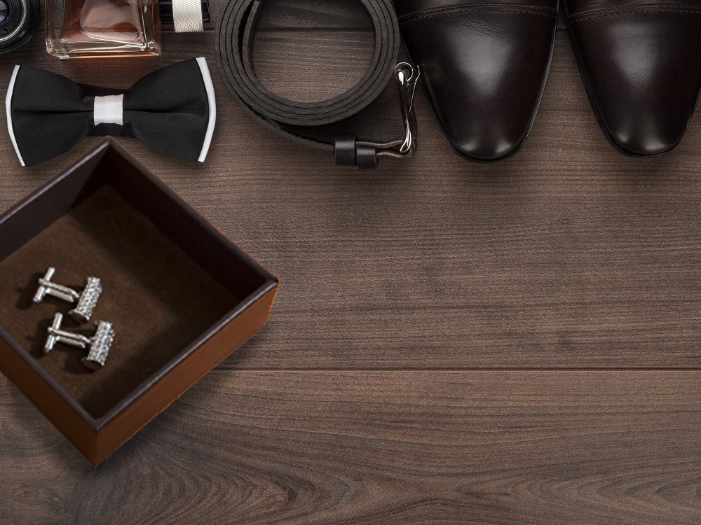 Мужские аксессуары на столе вид сверху