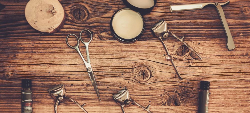 Инструменты парикмахерские на фоне досок