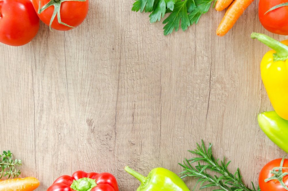 Овощи на деревянном фоне