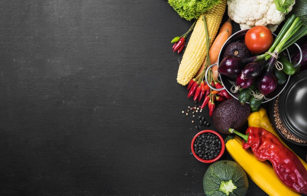 Продукты на темном фоне