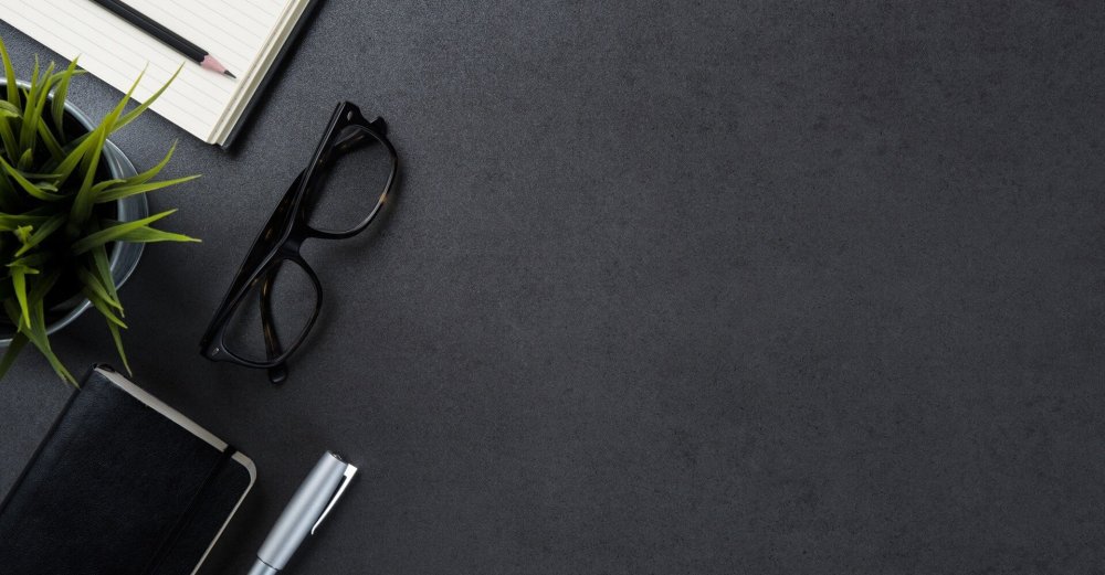 Ручка на сером фоне