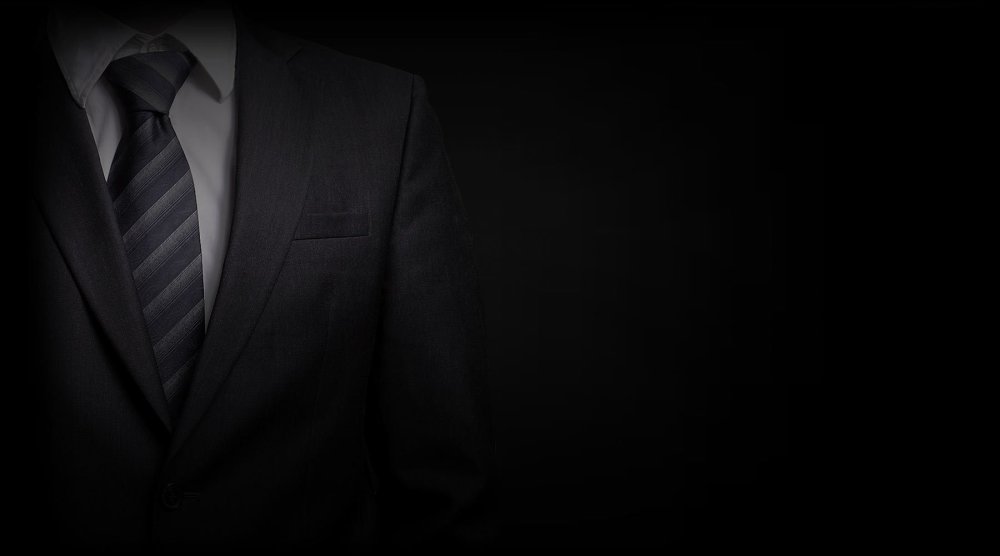 Мужчина в костюме в темноте