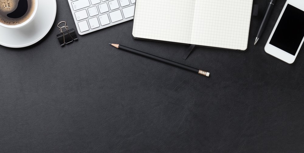 Черный офисный стол сверху