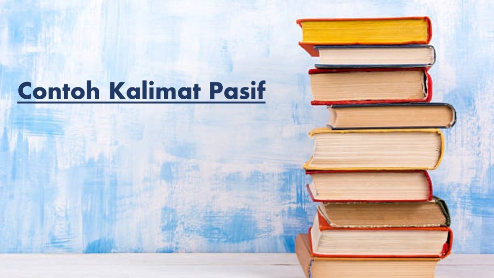 Стопка книг на синем фоне