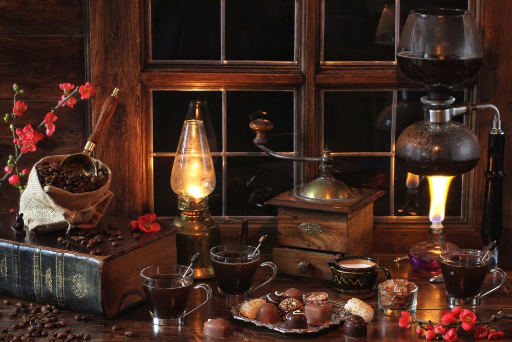 Круассан на темном фоне