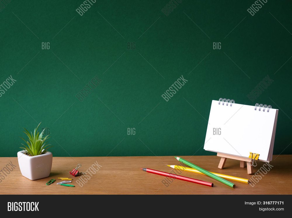 Зеленая доска с мелом