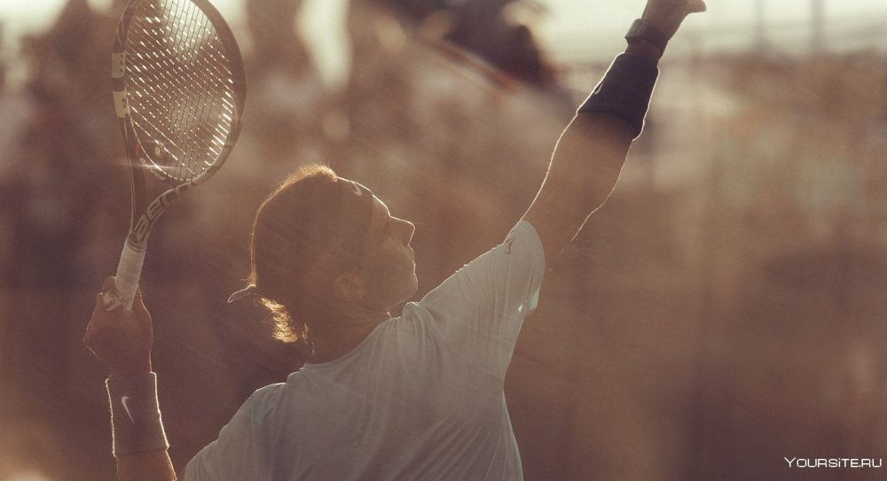 Ракетка на теннисном корте