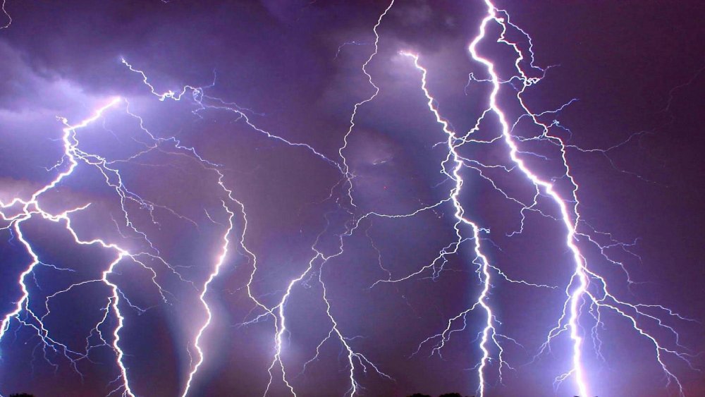 Молния на темном фоне