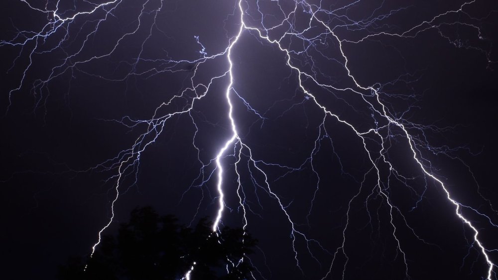 Молния на черном фоне