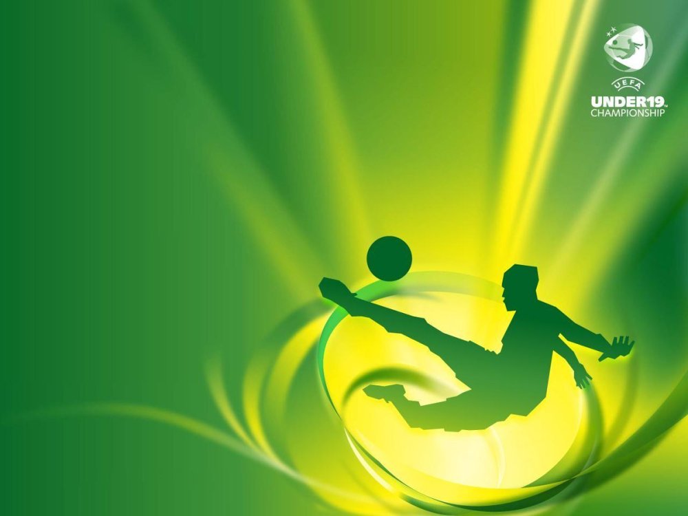 Футболист на зеленом фоне