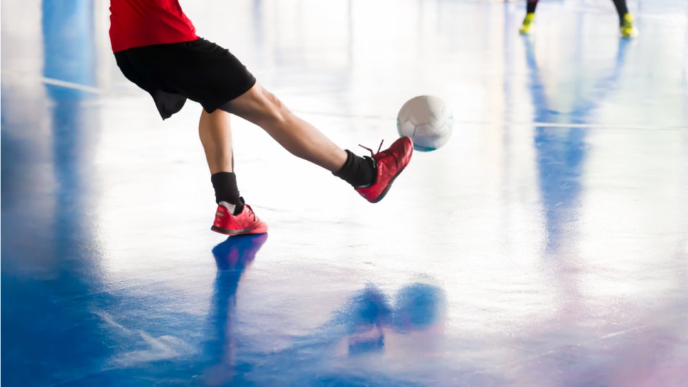 Футболист на синем фоне