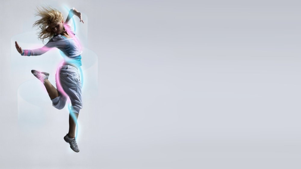 Спортивная девушка в прыжке