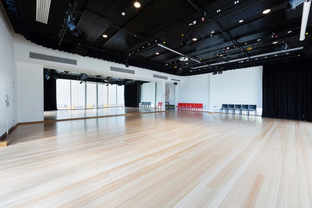 Танцы Постер