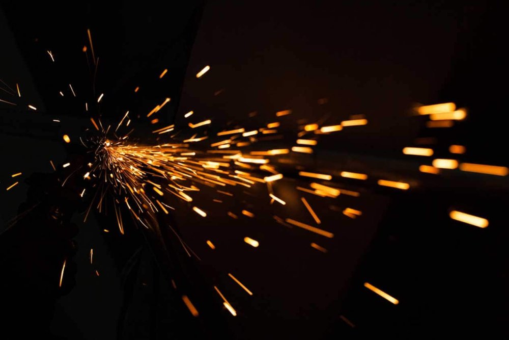 Искры сварки на черном фоне
