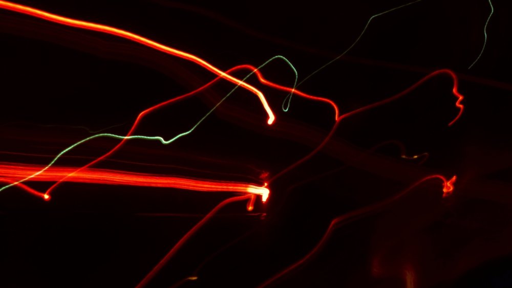 Молния на черном фоне