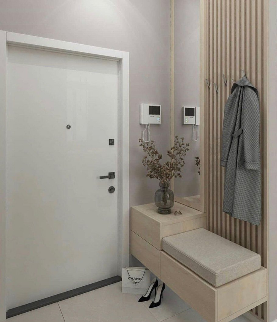 Прихожая с деревяные рейками