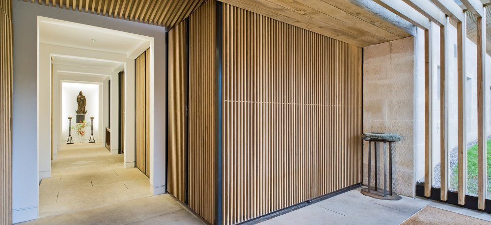 Деревянные рейки на двери в школе