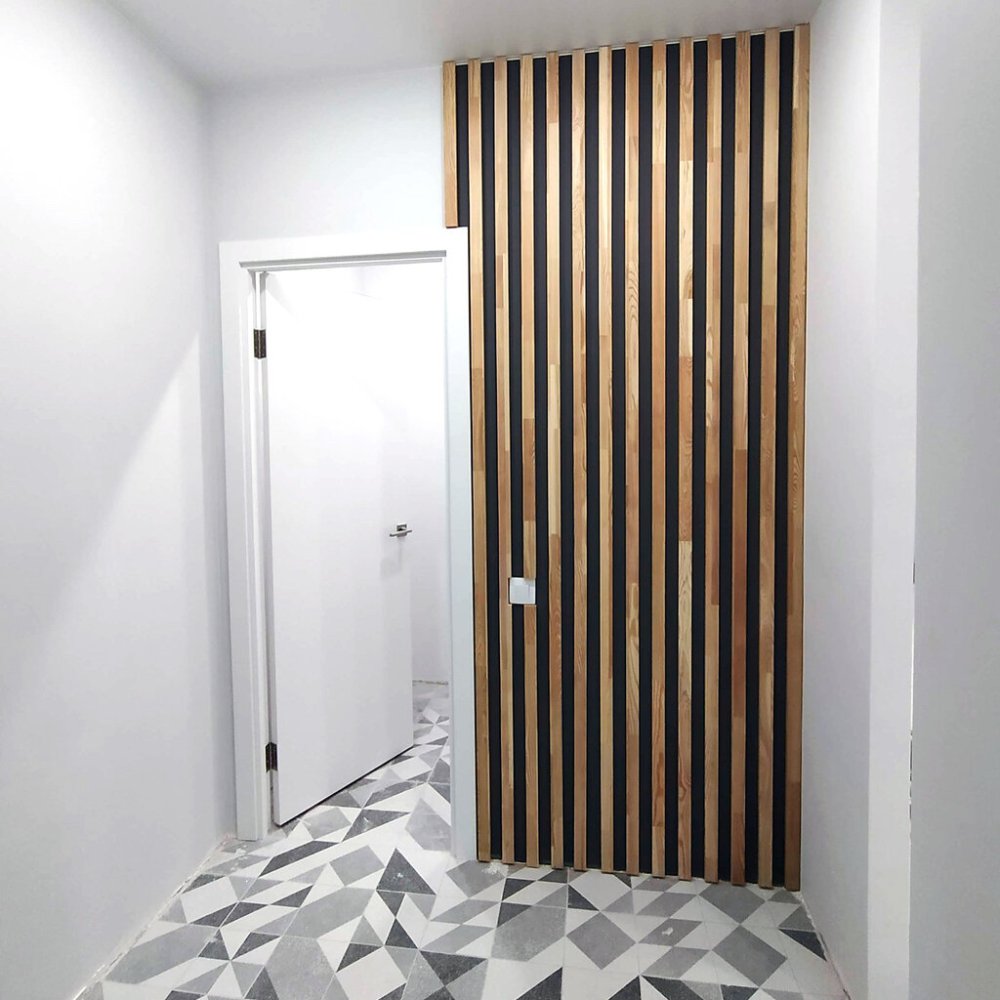 Коридор с декоративными рейками и обоями