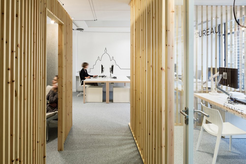 Деревянные перегородки в офисе