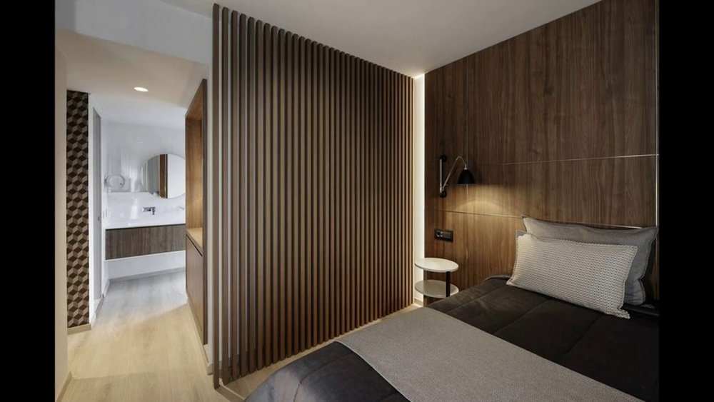 Прихожая с деревянными рейками