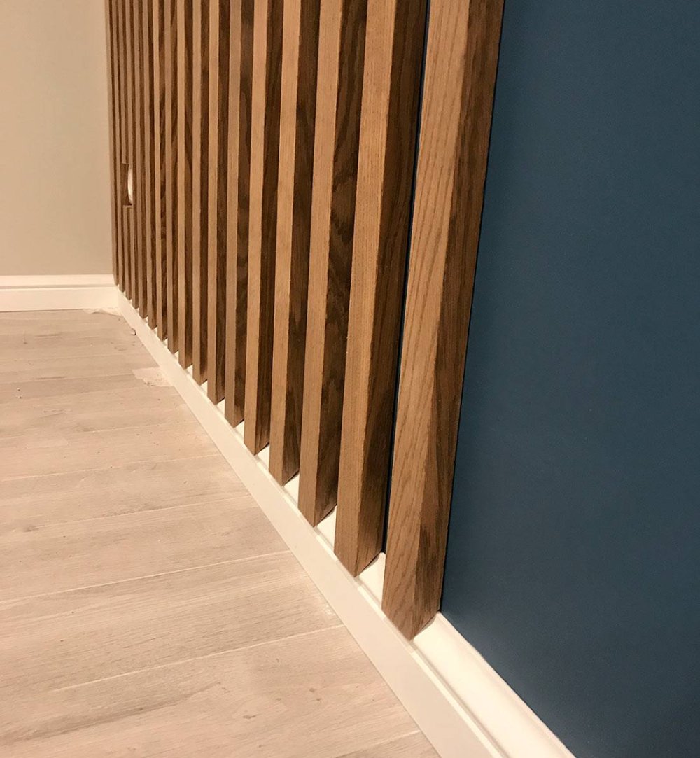 Современная прихожая с рейками