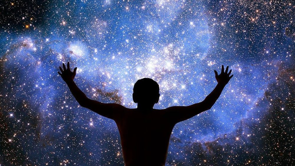 Девочка на фоне звездного неба