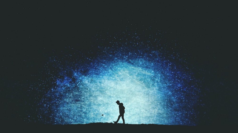Человек на фоне звездного неба