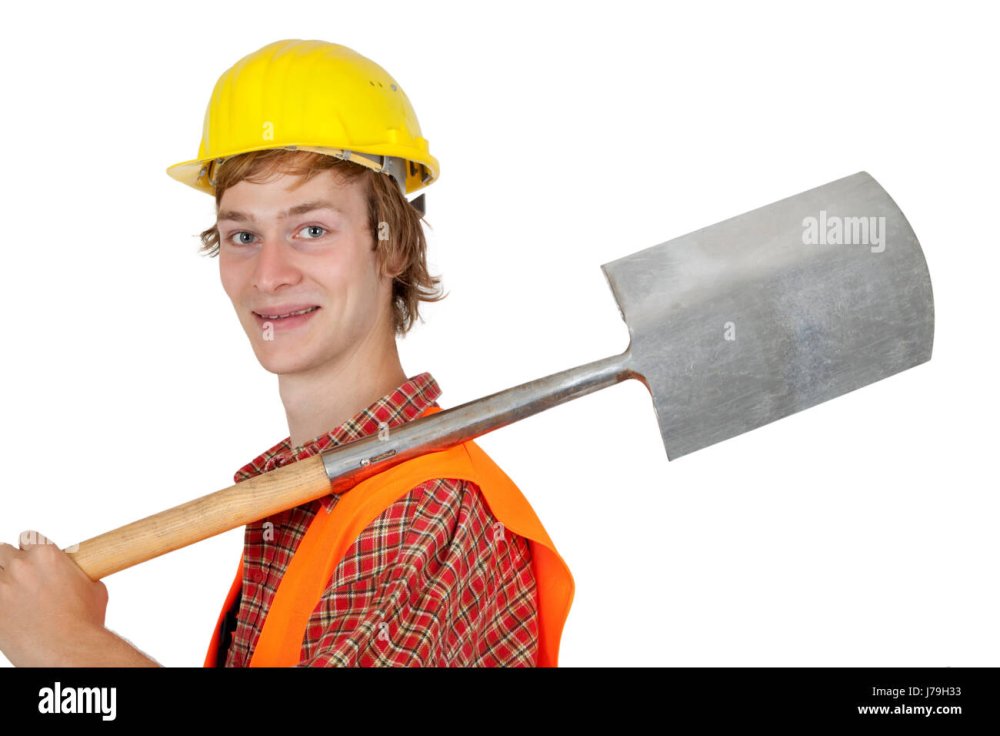 Мальчик копает яму