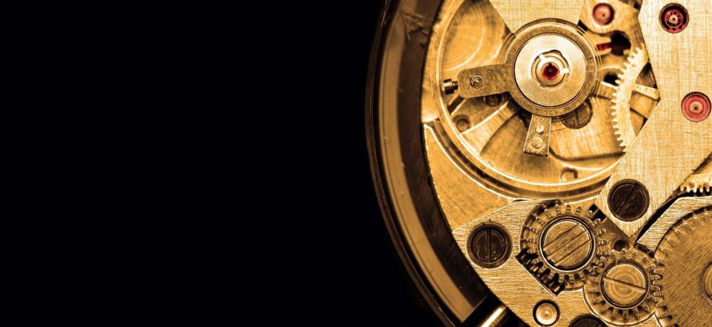 Механизм часов на белом фоне