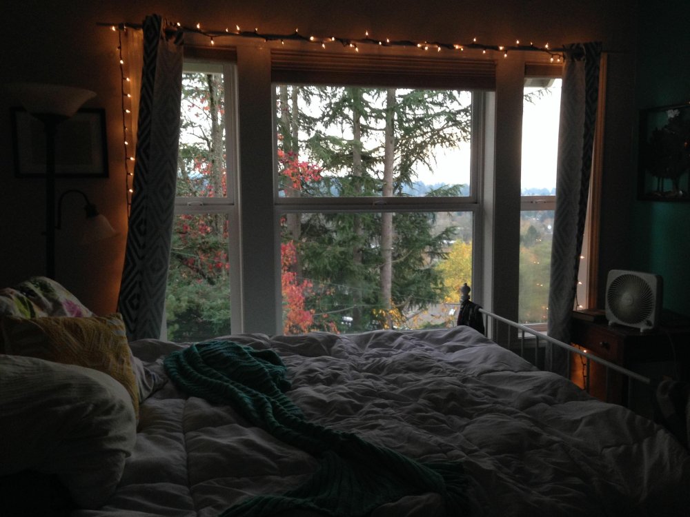 Уютная комната с окном