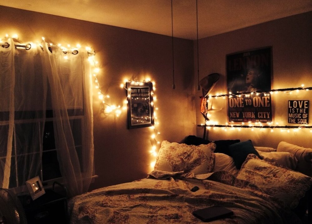 Уютная комната с гирляндами