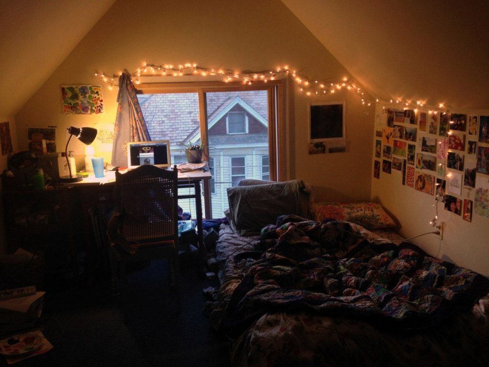 Уютная комната с камином