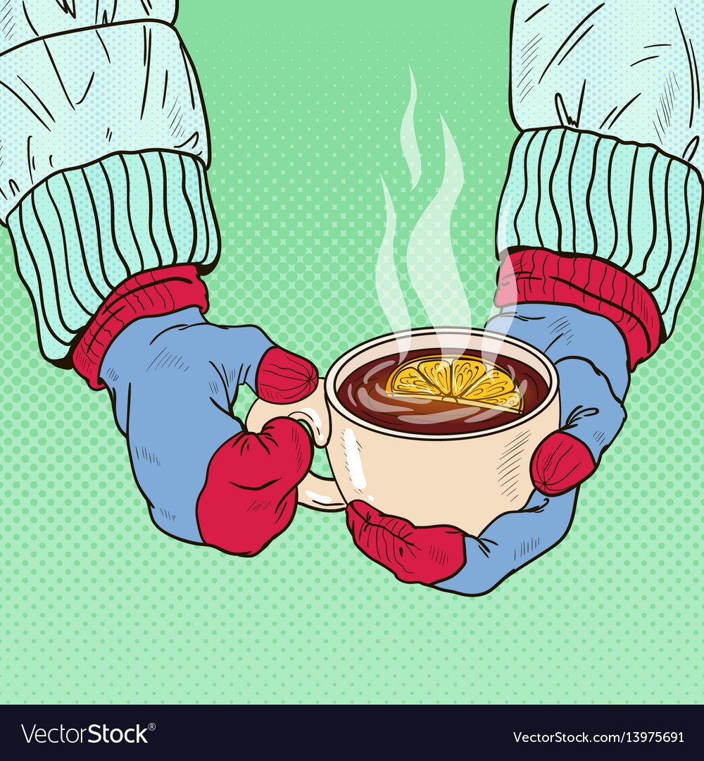 Руки с чашкой кофе с видом на улицу