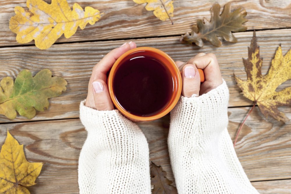 Чашка чая в руках текстура для фотошопа