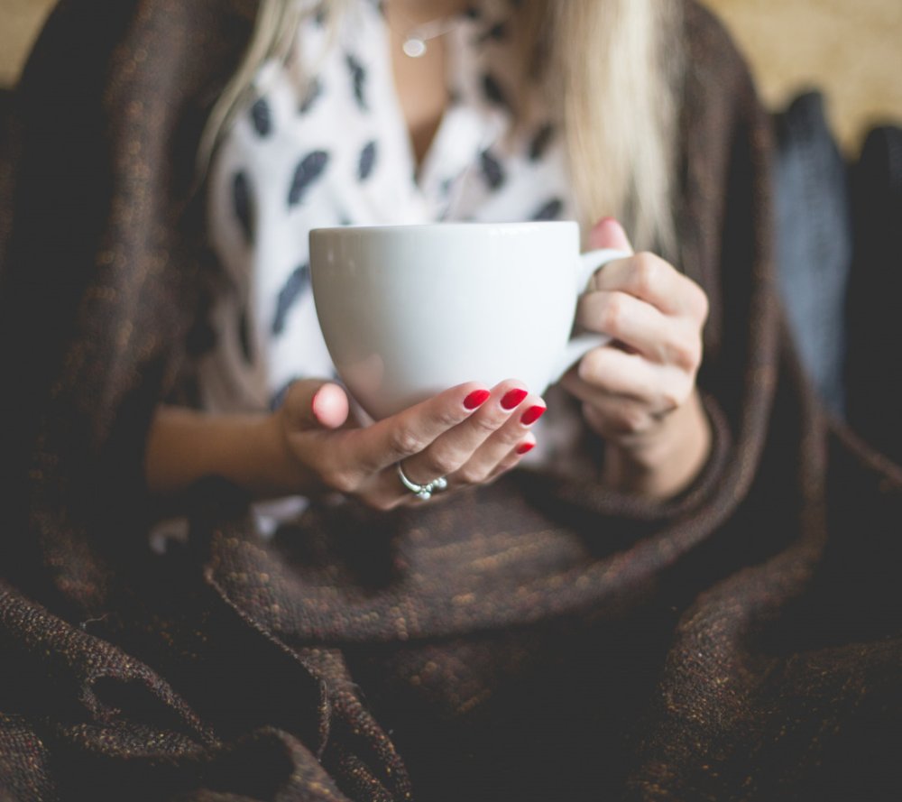 Кружка чая в руках вектор