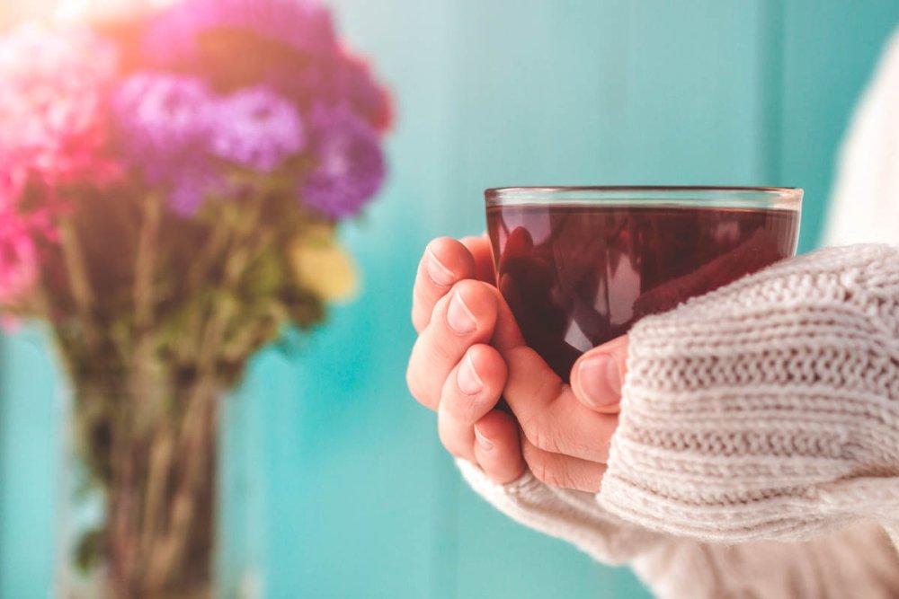 Семья пьет чай осень