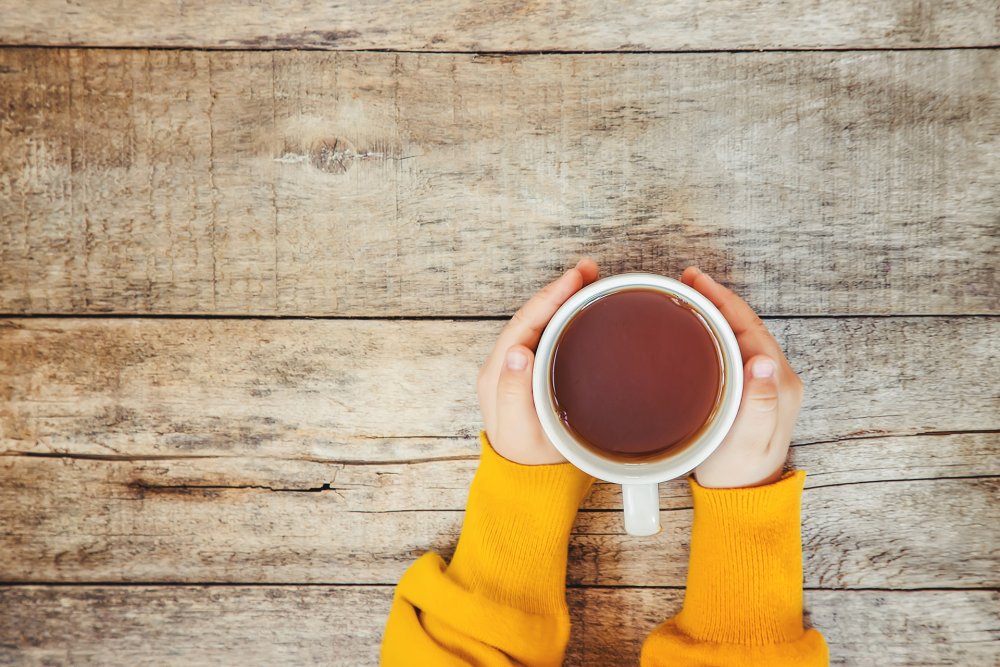 Чашка кофе в руках