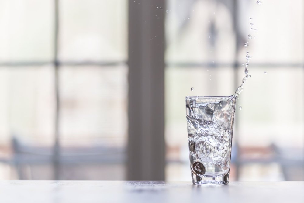 Стакан воды на фоне моря