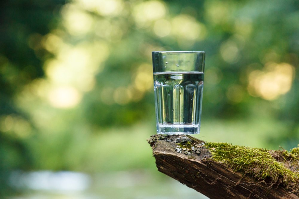 Стакан воды брызги