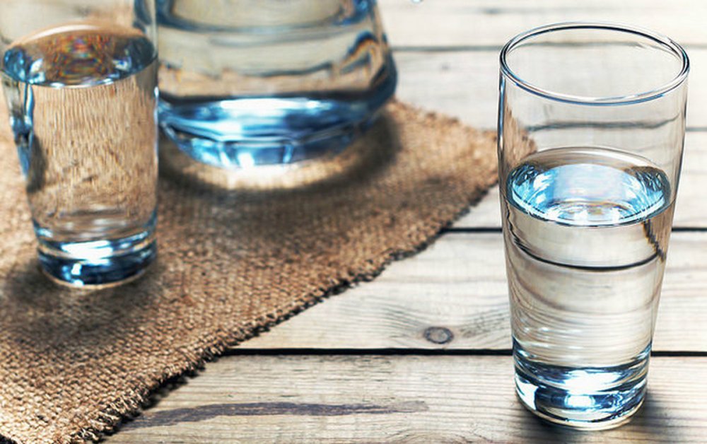 Стакан воды на подоконнике