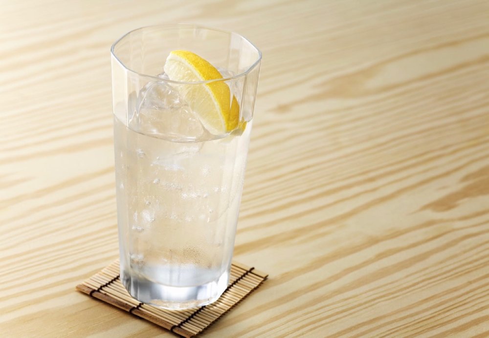 Фрукты падают в воду