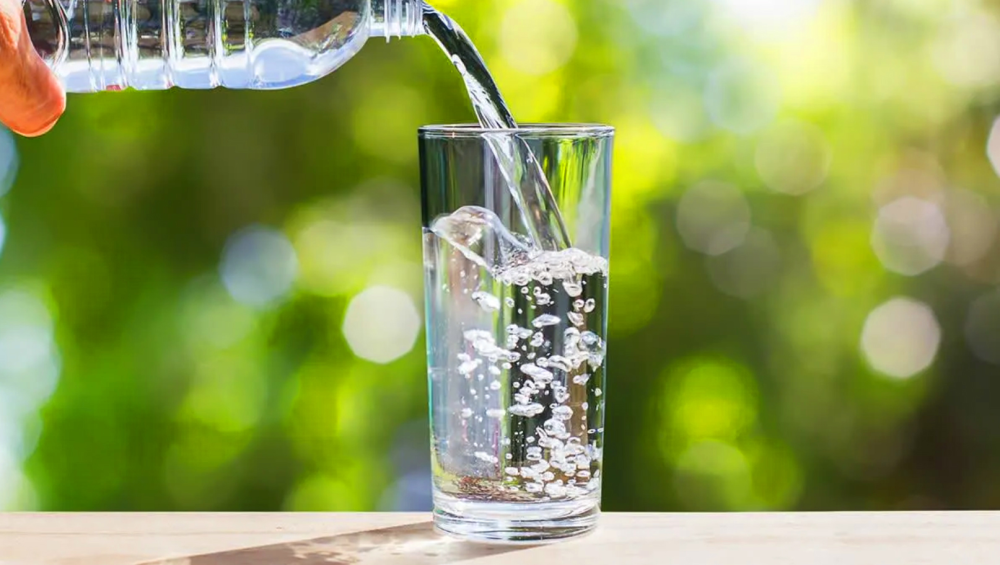 Стакан воды на столе