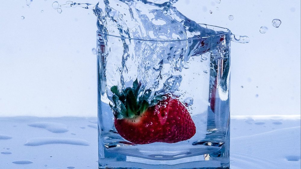 Стакан воды на темном фоне